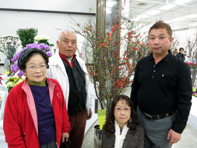 苔ボケ「赤富士」で農水大臣賞を受賞した名古屋徹氏（右端）と家族