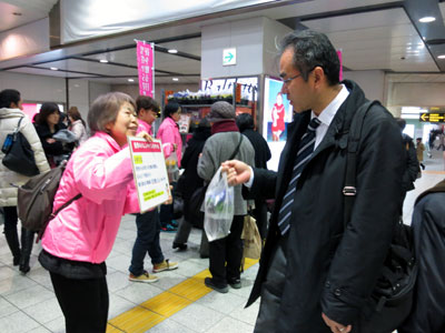 新宿駅で鉢花を配布し「花を贈る日」アピール