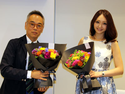 マルチカラーブーケを手に新井光史デザイナー(左)と渡辺枝里子さん