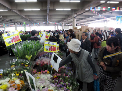 板橋市場まつりでにぎわう花き販売コーナー