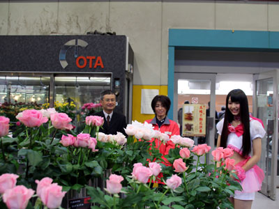 大田市場で「静岡県産バラフェア」。ハナリッチュの吉本ほのかさん(右)も笑顔でPR